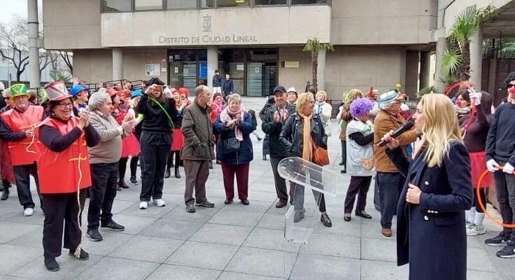 La concejala del distrito, Nadia Álvarez, inaugurando el Carnaval 2025 en la sede de la junta municipal