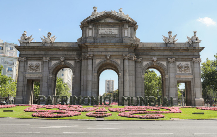 Puerta de Alcalá con las letras Patrimonio Mundial