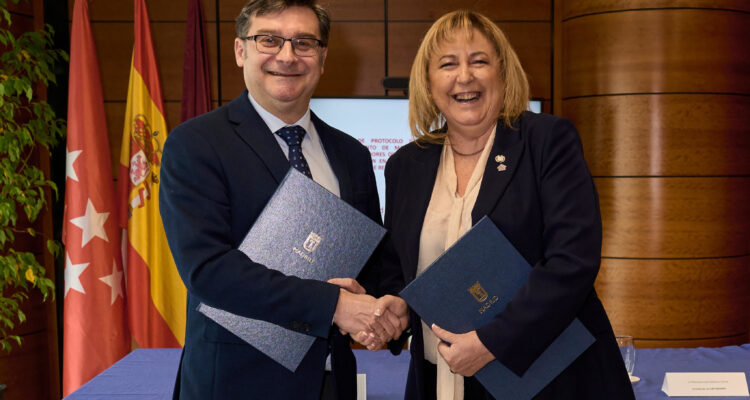 El delegado de Políticas de Vivienda y presidente de la Empresa Municipal de Vivienda y Suelo de Madrid (EMVS Madrid), Álvaro González, y la presidenta del Colegio Profesional de Administradores de Fincas de Madrid (CAF Madrid), Manuela Julia Martínez Torres, durante la firma del protocolo general de actuación entre el Ayuntamiento de Madrid y CAF Madrid