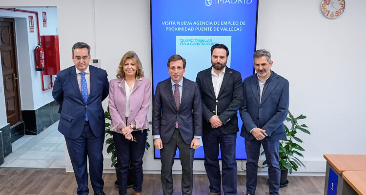 Almeida, con Hidalgo, Niño y el gerente de la AE, Pepe Aniorte en la nueva oficina de la Agencia de Empleo