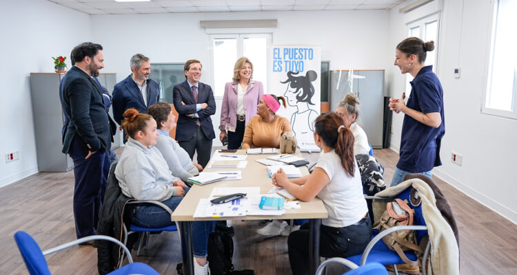 Almeida, con Hidalgo, Niño y el gerente de la AE, Pepe Aniorte en la nueva oficina de la Agencia de Empleo