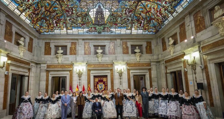 Fanjul, el alcalde de Elche, Pablo Ruz, junto a la delegación para elegir reina y damas de honor para sus fiestas