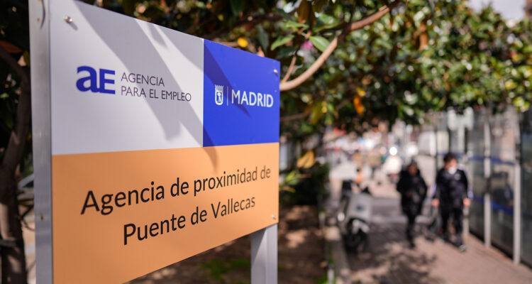 Detalle entrada nueva sede de la AE en Puente de Vallecas