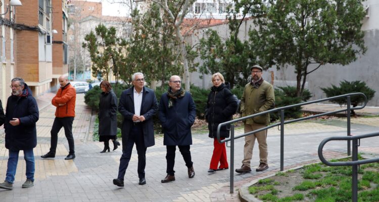 Visita de la delegada de Obras y Equipamientos, Paloma García Romero, el delegado de Políticas Sociales, Familia e Igualdad, José Fernández, y el concejal de Carabanchel, Carlos Izquierdo, al entorno del Centro de Mayores y de Día San Vicente de Paúl, que acaba de ser objeto de trabajos de remodelación