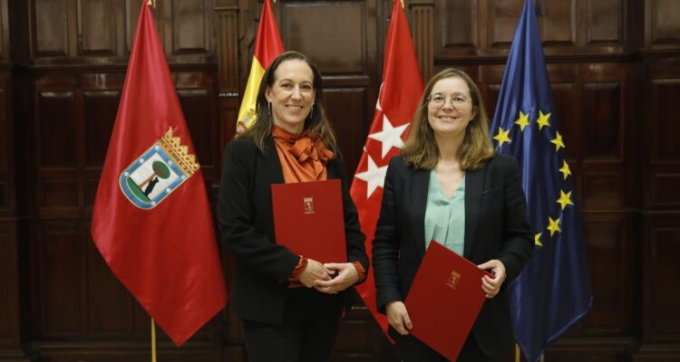 La coordinadora general de la Alcaldía, Inmaculada Sánchez-Cervera, y la decana del Colegio de Caminos, Canales y Puertos de Madrid, María Dolores Esteban, durante la firma del convenio de colaboración entre el Ayuntamiento y el Colegio de Ingenieros de Caminos, Canales y Puertos de Madrid para difundir la mediación