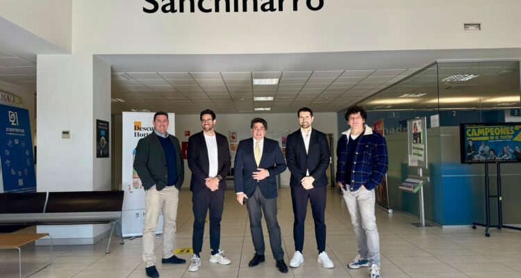 En la imagen, junto al concejal de Hortaleza, David Pérez, el exboxeador Jero García, el árbitro César Muñiz, el exfutbolista y entrenador Rubén de la Red y el empresario del sector de fitnes Ale Ruiz.