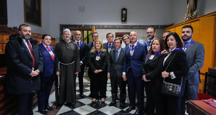 Foto de familia de la visita del alcalde, José Luis Martínez-Almeida, a la basílica de Jesús de Medinaceli con motivo del tradicional besapiés a la imagen del Cristo el primer viernes de marzo