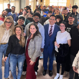 El concejal del distrito, Orlando Chacón, con los integrantes del proyecto Tandem