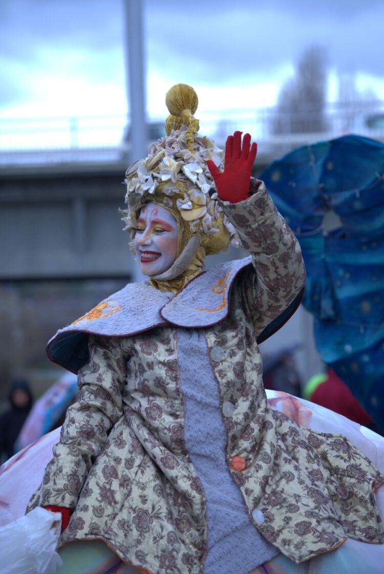 Una mujer disfrazada con una corona durante el carnaval