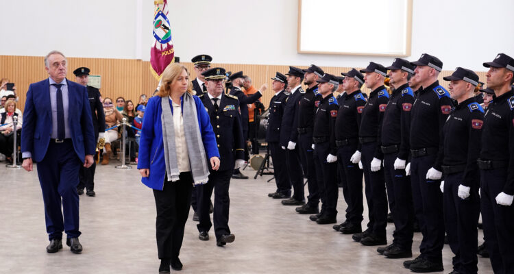 Sanz en la entrega de despachos de la primera promoción interna de Agentes de Movilidad que acceden a Policía Municipal