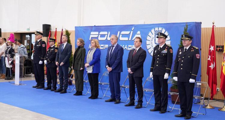 Sanz en la entrega de despachos de la primera promoción interna de Agentes de Movilidad que acceden a Policía Municipal