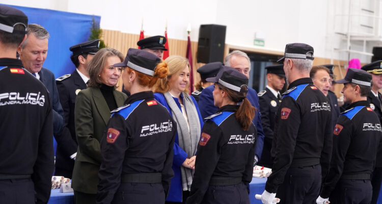 Sanz en la entrega de despachos de la primera promoción interna de Agentes de Movilidad que acceden a Policía Municipal