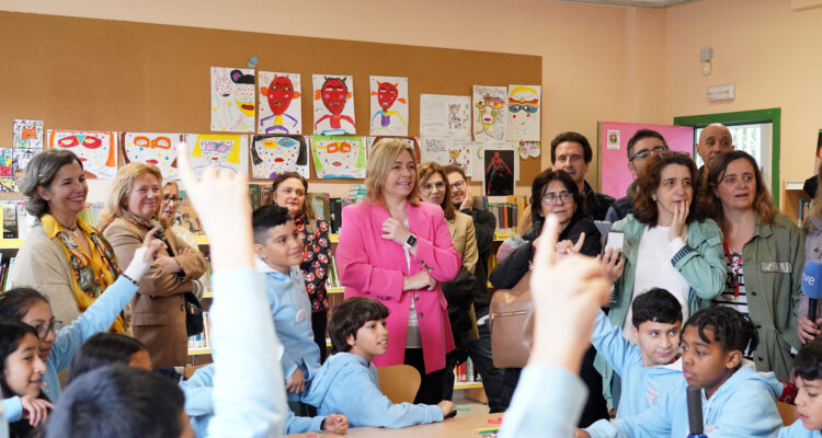 Visita de la vicealcaldesa y delegada de Seguridad y Emergencias, Inma Sanz, a algunas actividades y talleres del proyecto ‘La Tribu del 12’, que previene la captación de menores por bandas juveniles violentas en Puente de Vallecas