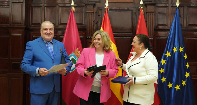 La vicealcaldesa, Inma Sanz, recibe una placa de reconocimiento por parte de la Casa Gitana