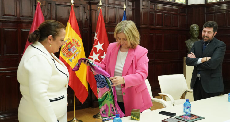 La vicealcaldesa, Inma Sanz, recibe un reconocimiento en la Casa Gitana