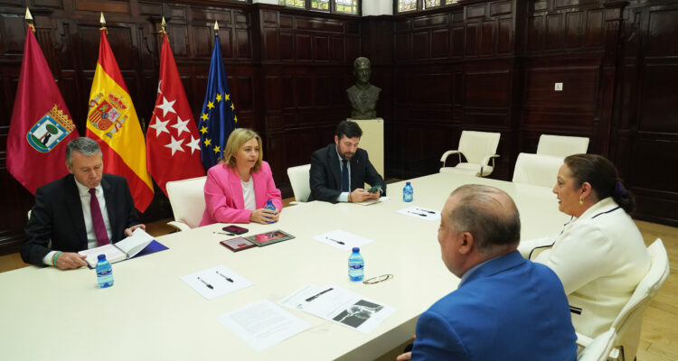 Encuentro de la vicealcaldesa, Inma Sanz, con los representantes de la Asociación Intercultural Casa Gitana para abordar las principales preocupaciones y reclamaciones de este colectivo