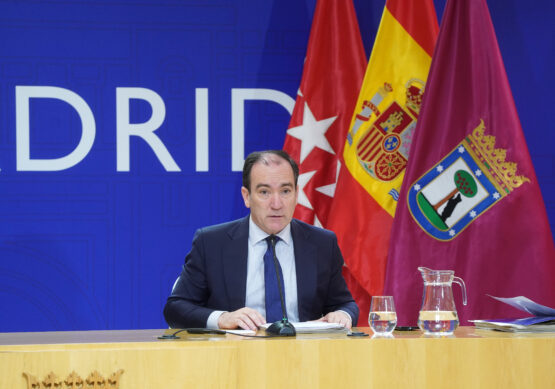 El delegado de Urbanismo, Medio Ambiente y Movilidad, Borja Carabante, explicando la probación del contrato para el diseño de la Estrategia Urbana 360