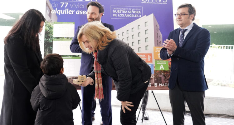 La vicealcaldesa, Inma Sanz, acompañada del delegado de Políticas de Vivienda y presidente de la Empresa Municipal de la Vivienda y Suelo de Madrid (EMVS Madrid), Álvaro González, y del concejal del distrito, Ángel Niño, entrega las llaves a los primeros adjudicatarios de las 77 viviendas de la promoción Nuestra Señora de los Ángeles 4, en Puente de VallecasLa vicealcaldesa, Inma Sanz, acompañada del delegado de Políticas de Vivienda y presidente de la Empresa Municipal de la Vivienda y Suelo de Madrid (EMVS Madrid), Álvaro González, y del concejal del distrito, Ángel Niño, entrega las llaves a los primeros adjudicatarios de las 77 viviendas de la promoción Nuestra Señora de los Ángeles 4, en Puente de Vallecas