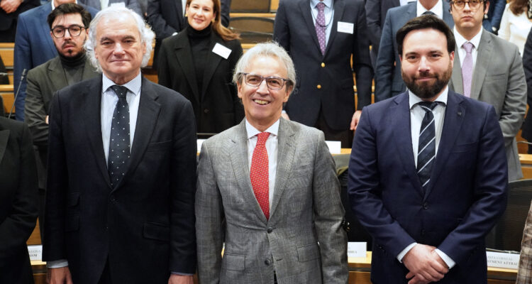 El delegado de Innovación y Emprendimiento, Ángel Niño, junto al embajador colombiano en España, Eduardo Ávila, y el presidente de la patronal madrileña, Miguel Garrido en un encuentro con empresas e inversores de Colombia organizado por CEIM