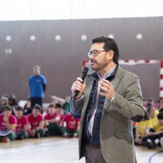 Persona de pie con un micrófono en la mano