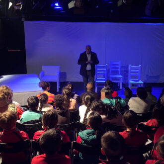 El concejal de Carabanchel, Carlos Izquierdo, durante la función de teatro en la sala Tarambana