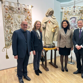 n la imagen, de Izquierda a derecha, el comisario de la exposición, el Padre Mario Alonso Aguado, la Infanta doña Elena, la concejala del distrito, Lola Navarro y el organizador de la exposición, José Miguel Zamoyski, junto a una imagen de la beata María Ana de Jesús, copatrona de Madrid.