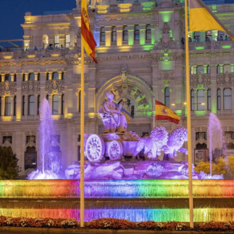 Imagen de la fuente de la Cibeles iluminada con los colores de la bandera LGTBI