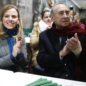 La concejala delegada de Turismo, Almudena Maíllo, durante la celebración del Día de San Patricio en la chocolatería San Ginés, dentro de la programación de la III Semana de Irlanda en Madrid