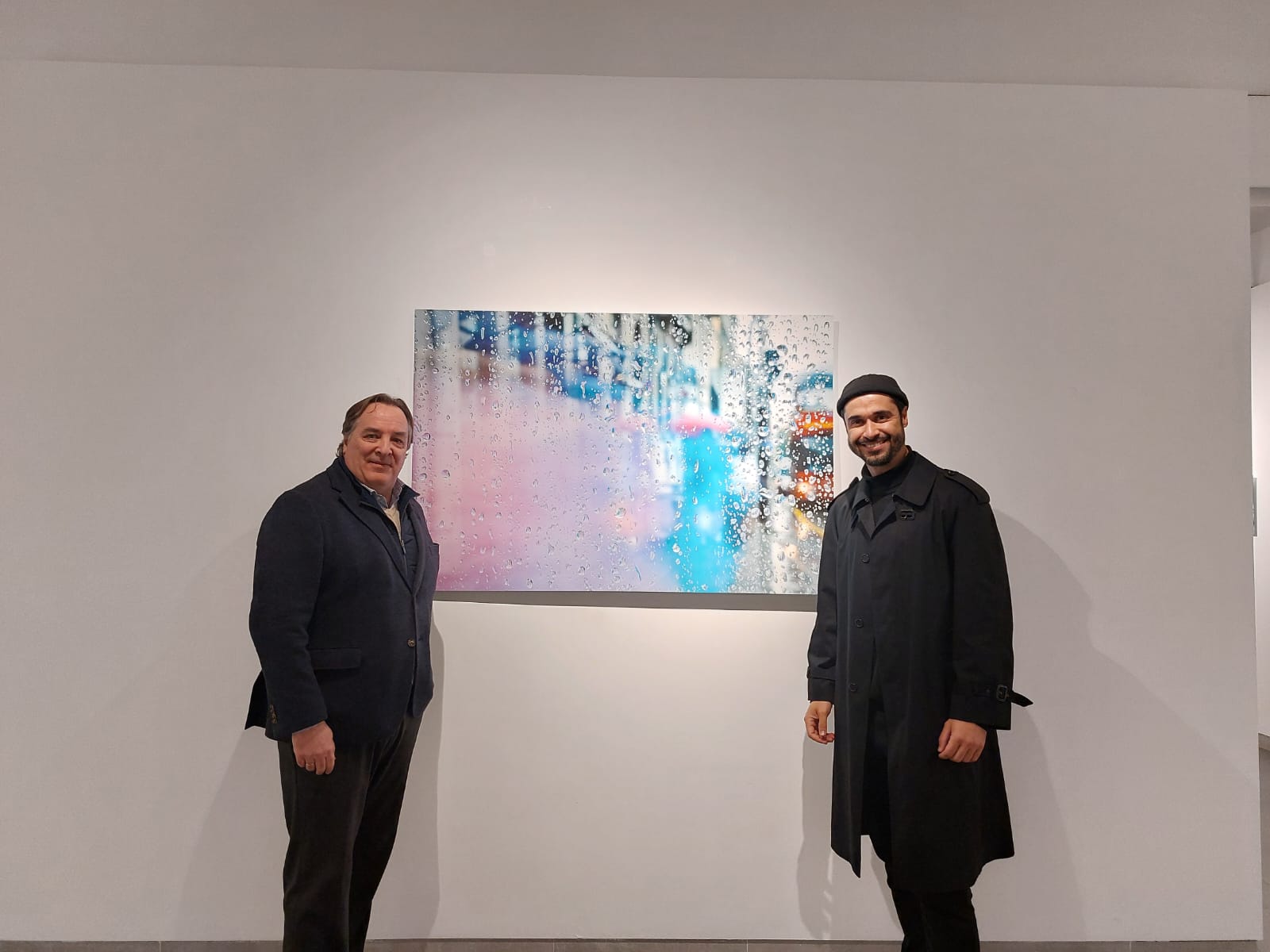El concejal Jaime González Taboada, y el artista Christian Baes en la inauguración