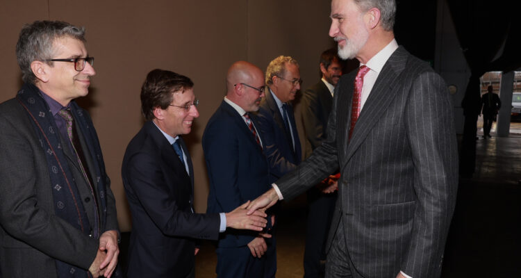 El rey saluda al alcalde de Madrid, José Luis Martínez-Almeida, en ARCO Madrid 2025