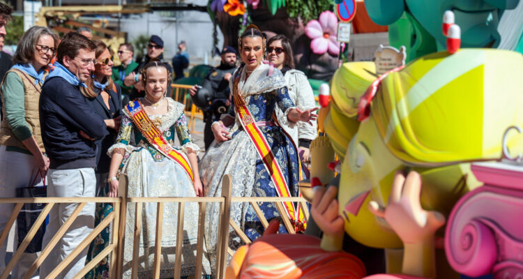 Almeida visitando las fallas en Valencia
