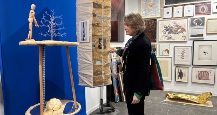 La delegada de Cultura, Turismo y Deporte, Marta Rivera de la Cruz junto a la obra Abecedario espiritual, de Victoria Civera