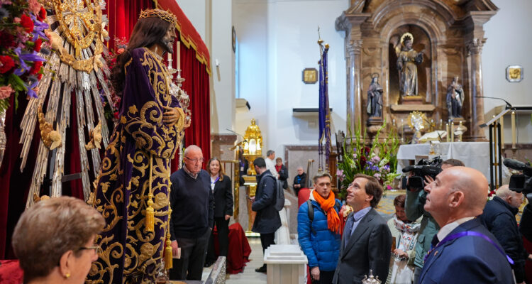 El alcalde de Madrid, José Luis Martínez-Almeida, durante su visita a la Basílica de Jesús de Medinaceli con motivo de la tradición del besapiés a la imagen del Cristo el primer viernes de marzo