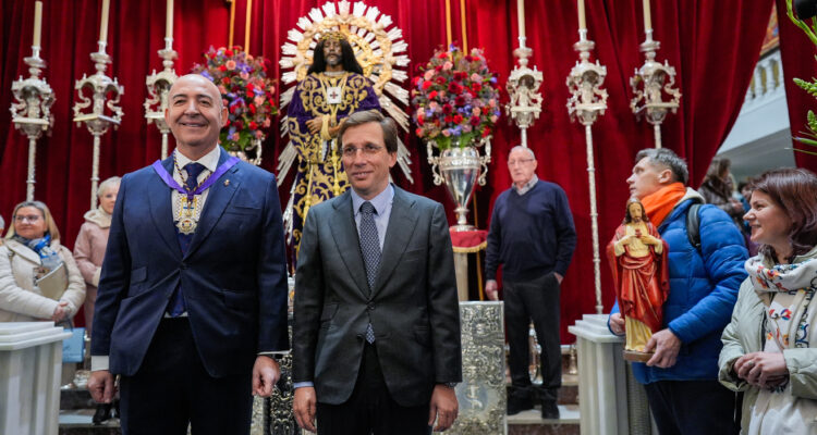 El alcalde de Madrid, José Luis Martínez-Almeida, acompañado de Miguel Ángel Izquierdo, hermano mayor del Cristo de Medinaceli, durante su visita a la Basílica de Jesús de Medinaceli con motivo de la tradición del besapiés a la imagen del Cristo el primer viernes de marzo