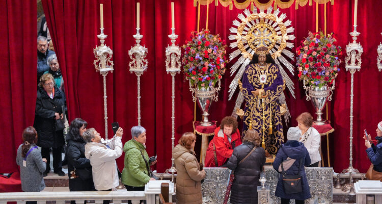 Besapiés a la imagen del Cristo de Medinaceli, que se celebra en la basílica del mismo nombre cada primer viernes de marzo