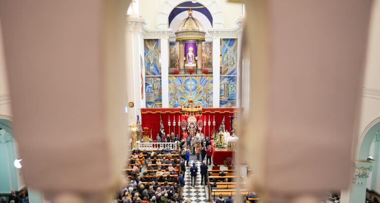 Besapiés a la imagen del Cristo de Medinaceli, que se celebra en la basílica del mismo nombre cada primer viernes de marzo