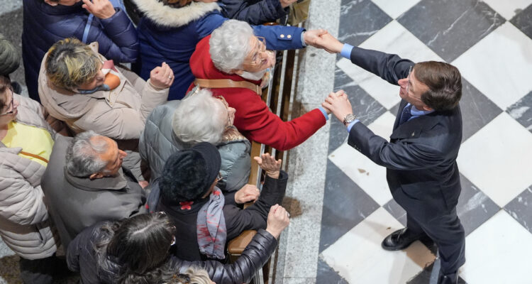 El alcalde de Madrid, José Luis Martínez-Almeida, saluda a algunos ciudadanos durante su visita a la Basílica de Jesús de Medinaceli con motivo de la tradición del besapiés a la imagen del Cristo el primer viernes de marzo