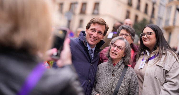 El alcalde de Madrid, José Luis Martínez-Almeida, saluda a algunos ciudadanos durante su visita a la Basílica de Jesús de Medinaceli con motivo de la tradición del besapiés a la imagen del Cristo el primer viernes de marzo
