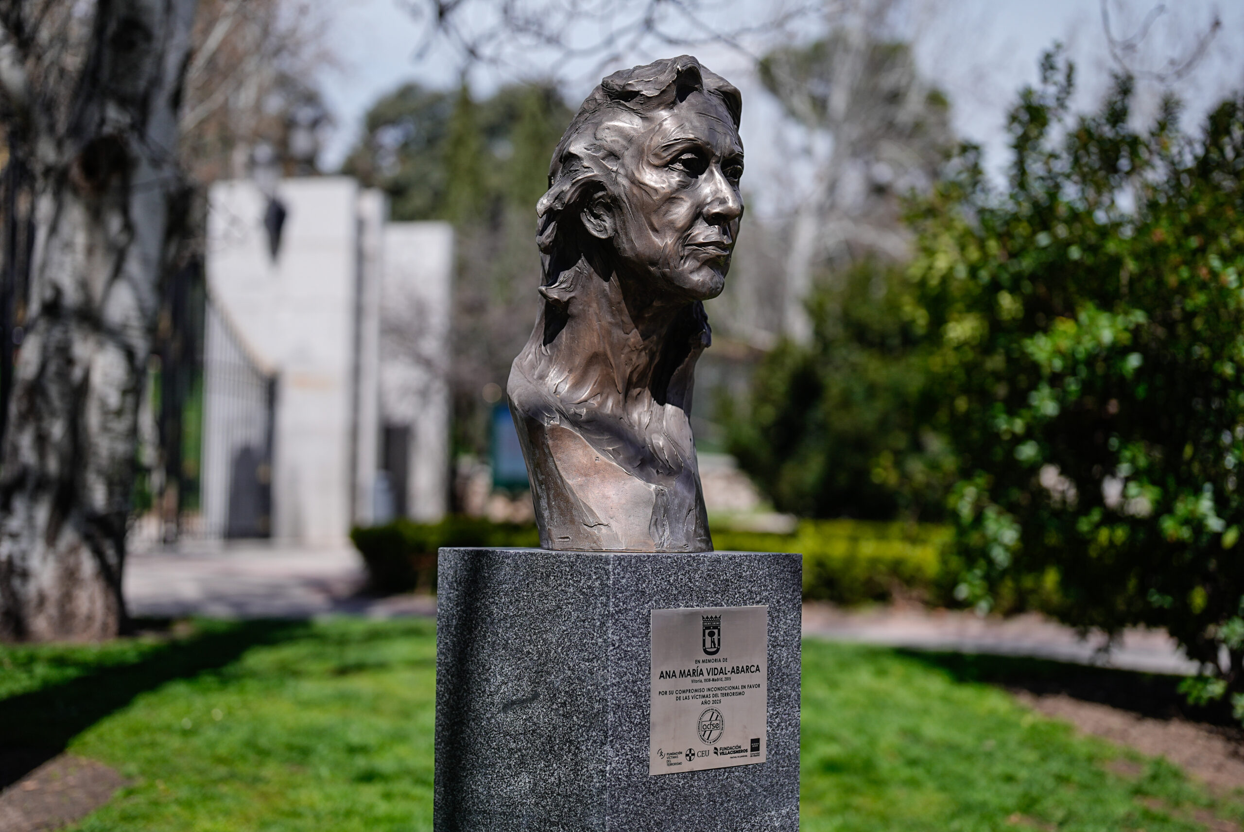 Escultura dedicada a Ana María Vidal-Abarca