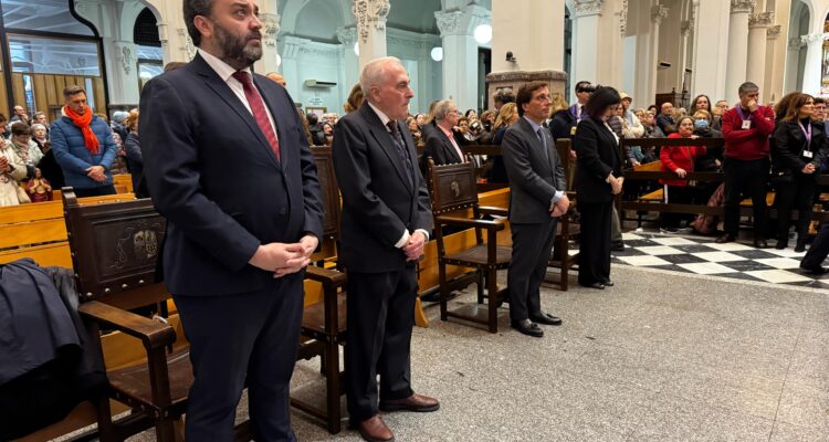 El alcalde de Madrid, José Luis Martínez-Almeida, y el concejal de Centro, Carlos Segura, durante su visita a la Basílica de Jesús de Medinaceli con motivo de la tradición del besapiés a la imagen del Cristo el primer viernes de marzo