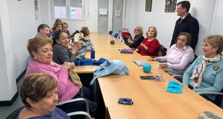 El concejal del distrito, en la clase de ganchillo del CMM Peñagrande