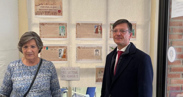 Martínez Páramo junto al mural 'Españolas que hicieron historia'