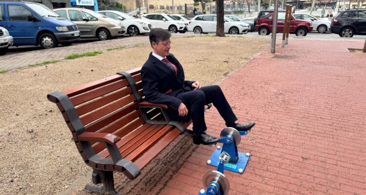 Martinez Páramo en los nuevos elementos para personas mayores de la calle Isla de Ons