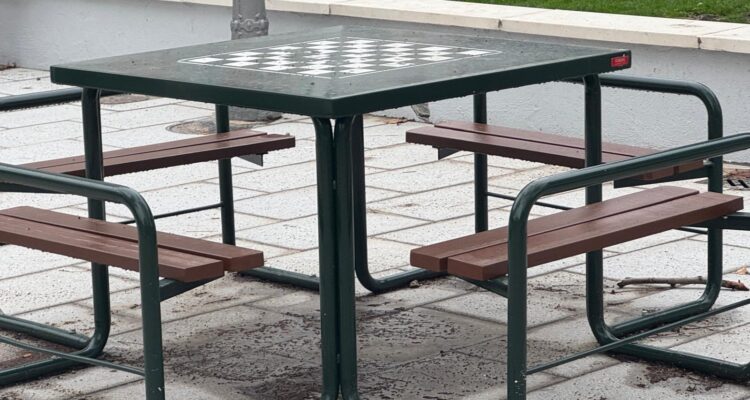 Nueva mesa de ajedrez de la plaza del Doctor Barraquer