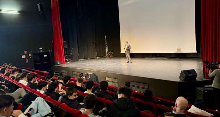 Una instantánea de la presentación con el público juvenil