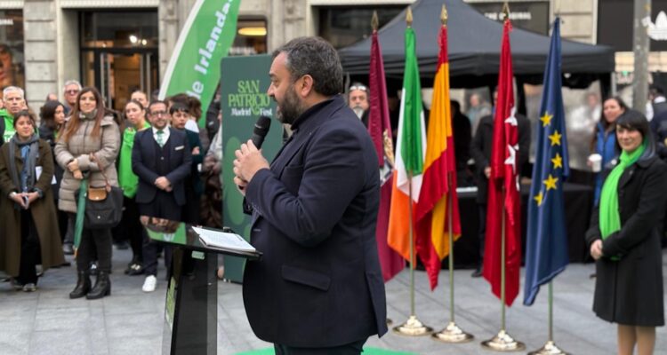 La Junta Municipal de Centro y la Policía Municipal del distrito, homenajeados por su colaboración en la organización de San Patricio