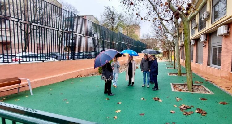 La concejala de Ciudad Lineal en la visita de las obras realizadas en el CEPA del distrito