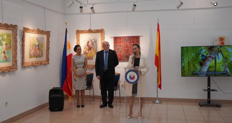 La concejala del distrito, Yolanda Estrada, junto con el embajador de Filipinas, Philippe J. Lhuillie y la artista María Mari Murga, en la inauguración de su exposición