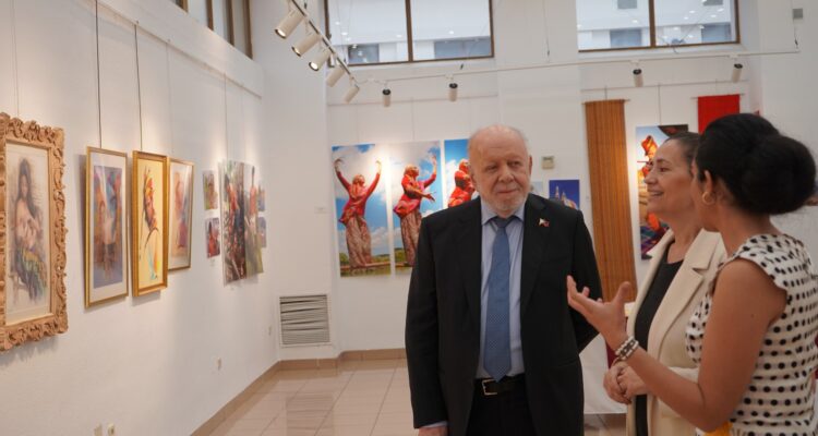 Yolanda Estrada y el embajador de Filipinas charlan con Maria Mari Murga en la inauguración de la muestra
