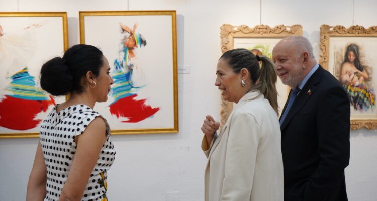 Yolanda Estrada y el embajador de Filipinas charlan con Maria Mari Murga frente unas de sus obras